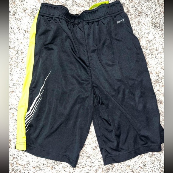 Boys size medium Nike shorts good used condition - Picture 2 of 3